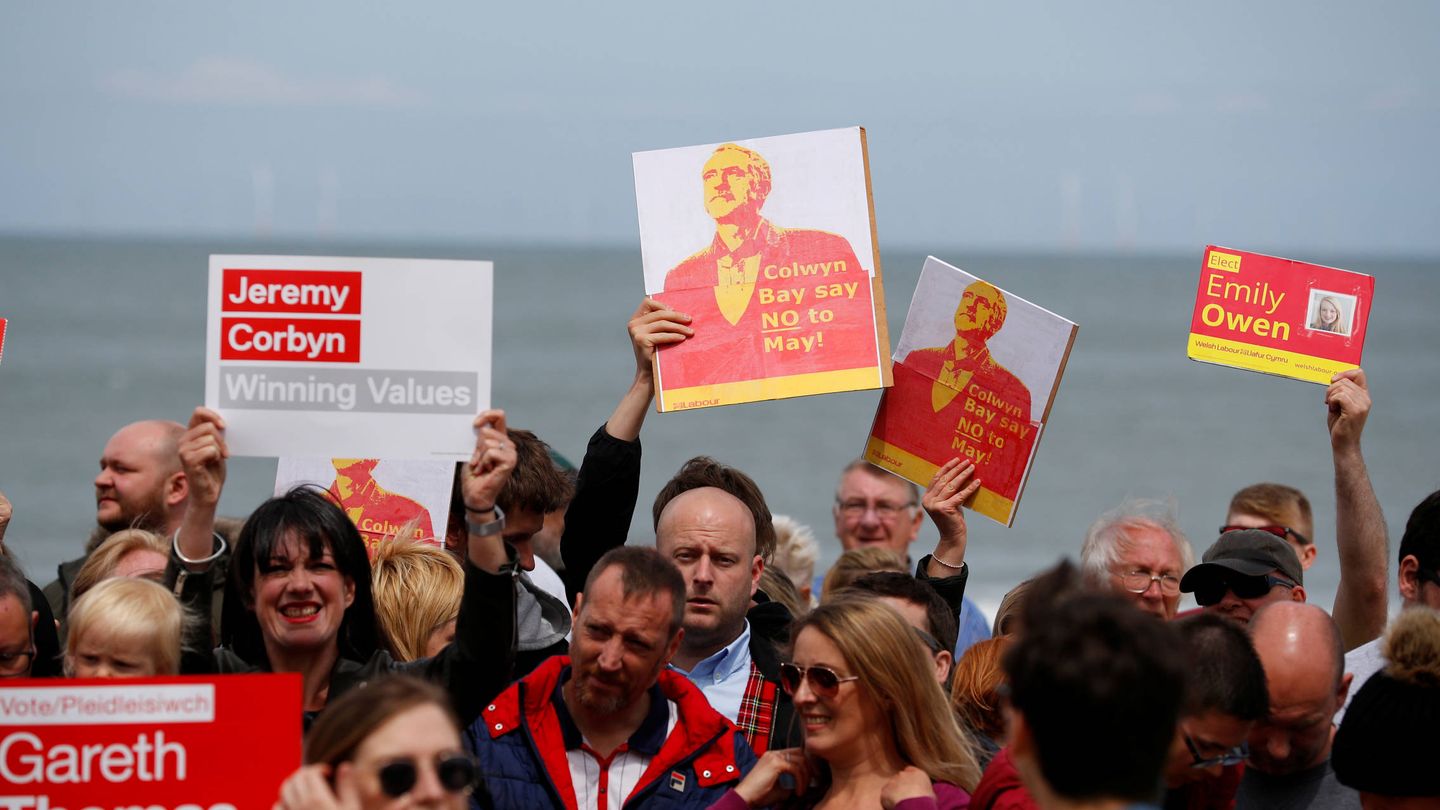 Simpatizantes del líder laborista Jeremy Corbyn, durante un mitin de campaña en Colwyn Bay. (Reuters)
