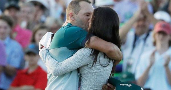 Foto: Sergio García celebra su victoria en Augusta con un apasionado beso a su novia. (EFE)