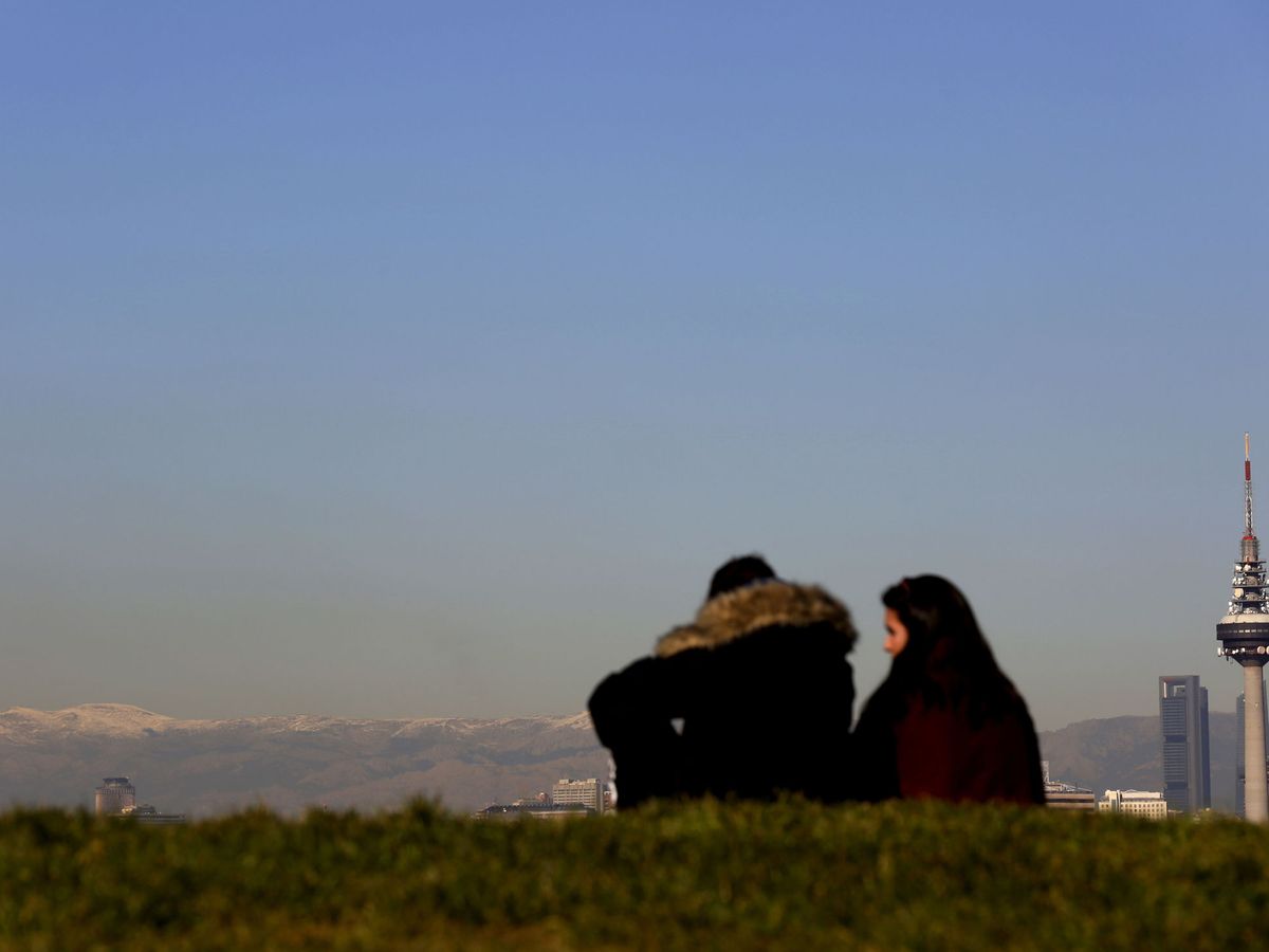 Foto: Dos jóvenes observan desde Madrid la sierra de Guadarrama. (EFE)