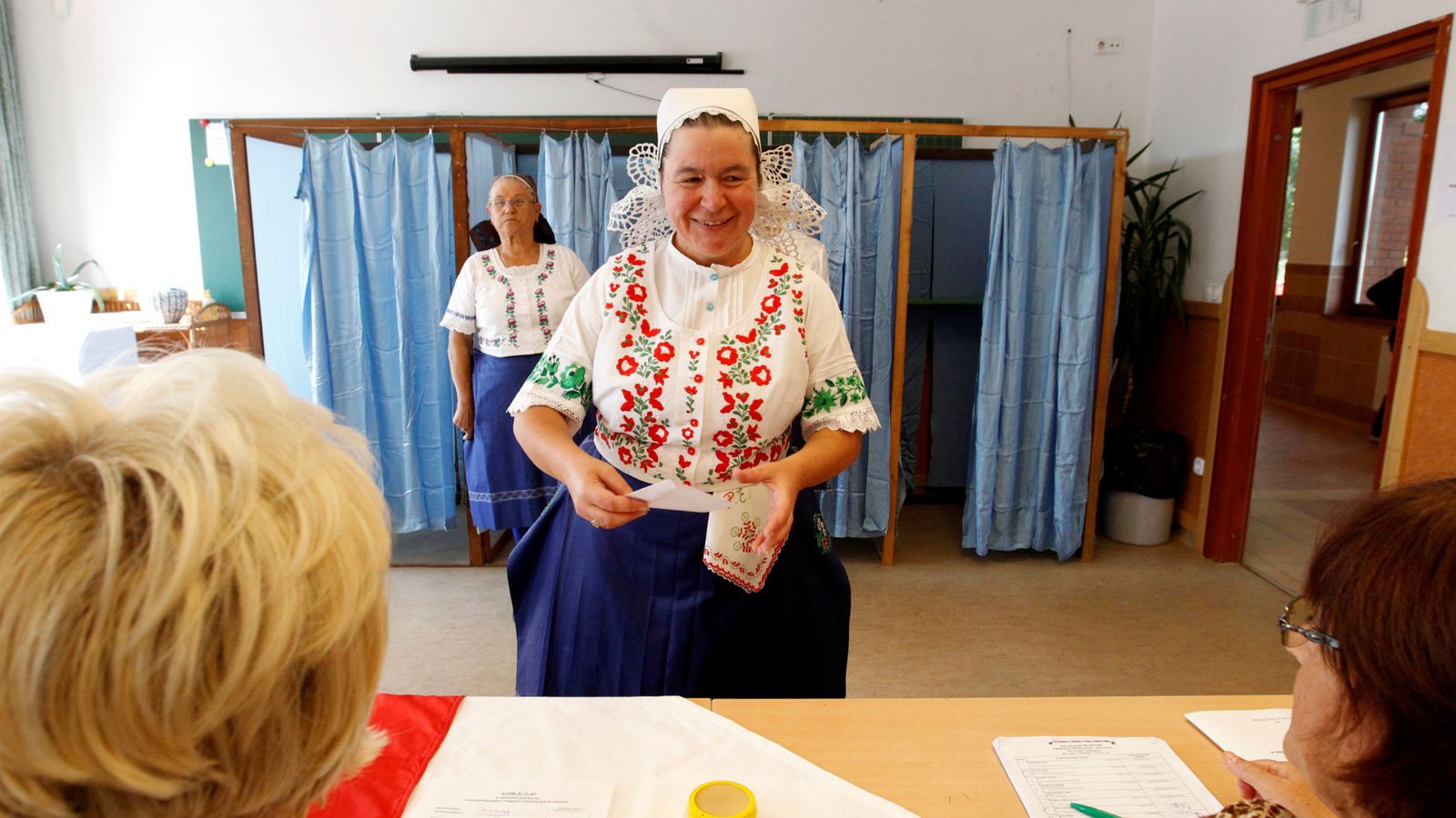 Foto: Una mujer húngara con vestido tradicional vota en el referéndum, en Veresegyhaz, el 2 de octubre de 2016 (Reuters).