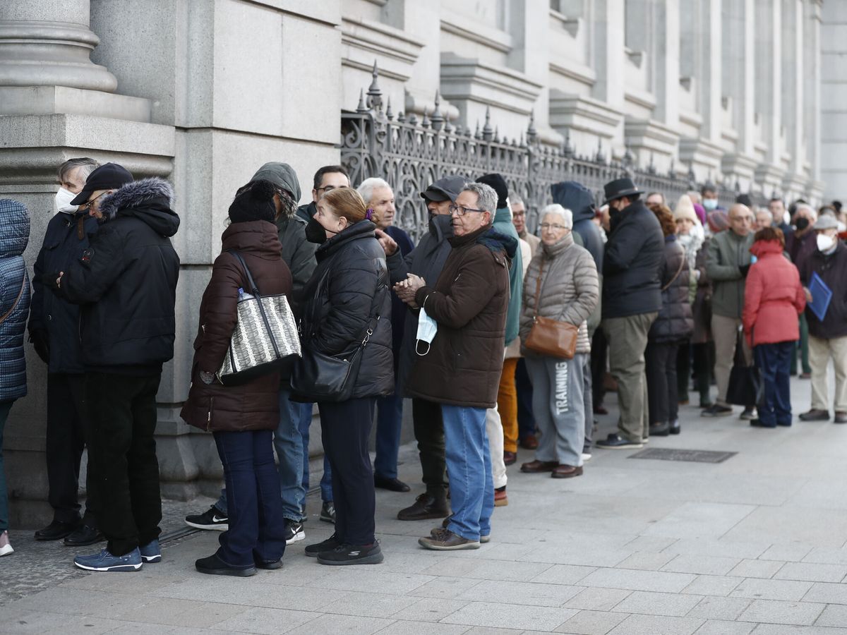 Foto: Numerosas personas hace colas ante el Banco de España. (EFE/Javier Lizon)