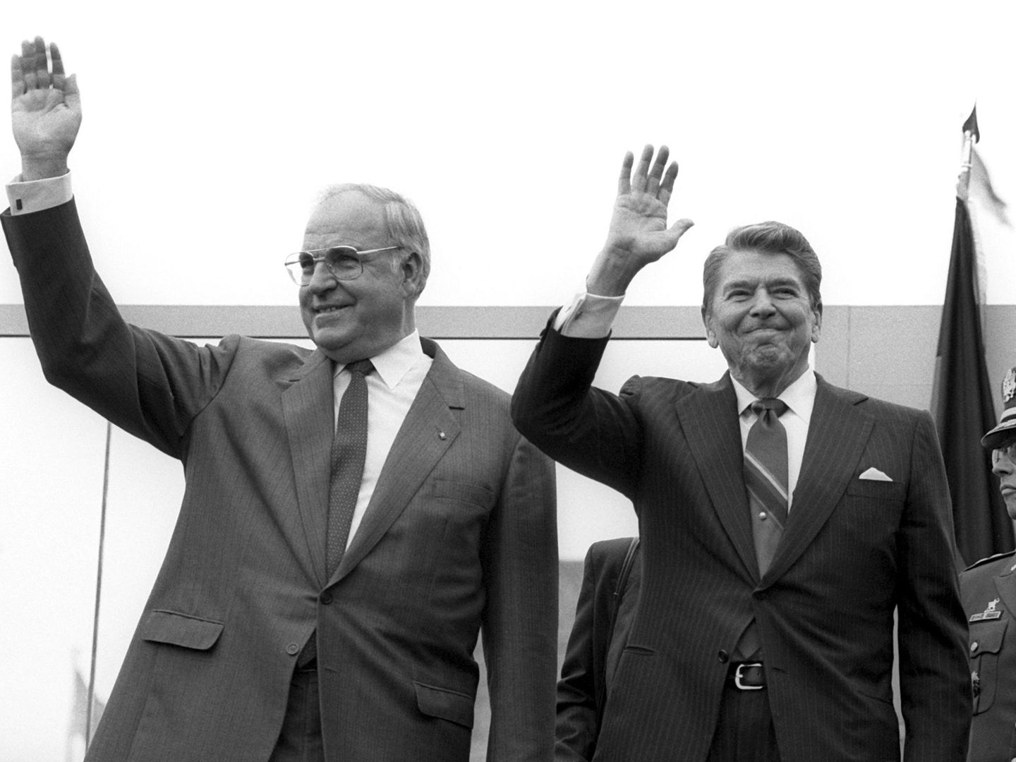 El excanciller alemán Helmut Kohl da la bienvenida al expresidente Ronald Reagan a su llegada a Berlín. (EFE)