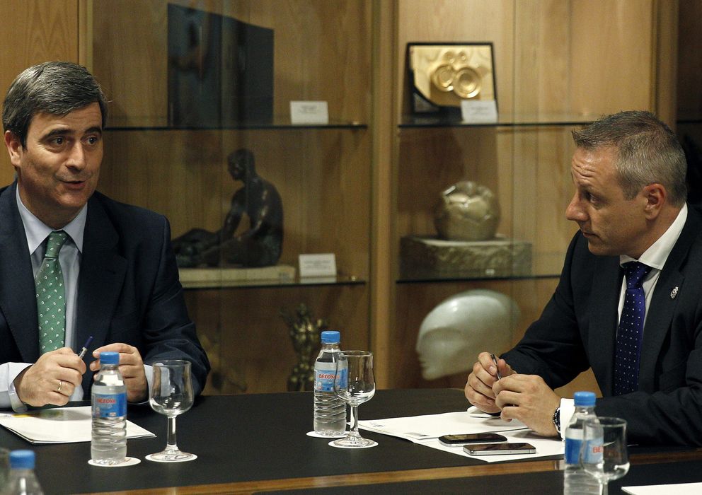 Foto: El presidente del CSD, Miguel Cardenal (i), junto al presidente de la Federación Española de Balonmano, Francisco Blázquez (d), durante una reunión este verano