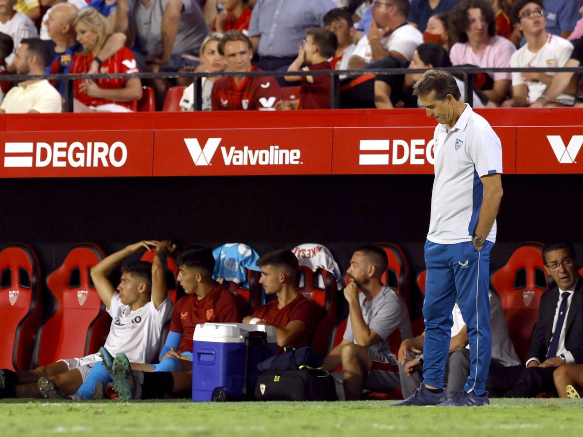 Foto: El entrenador vasco se lamenta con el 0-3. (Reuters/Marcelo del Pozo)