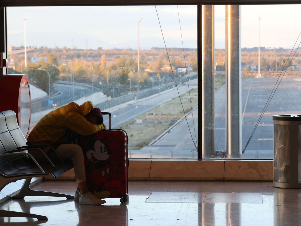 Foto: Una persona en el interior de la Terminal 4 del aeropuerto de Madrid-Barajas, el pasado diciembre. (EFE/Kiko Huesca)