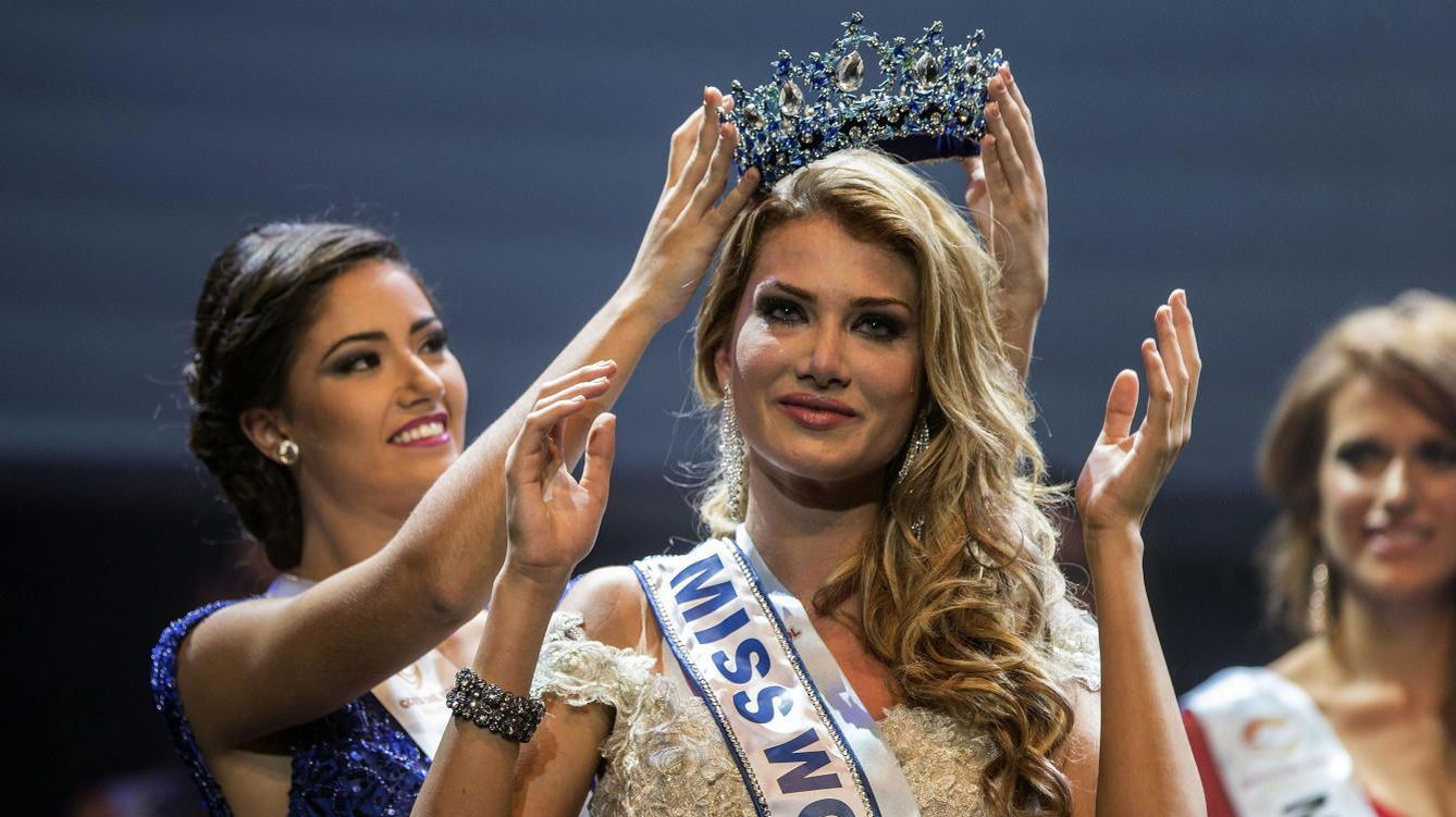 Mireia Lalaguna recibe la corona de Miss World Spain (EFE)