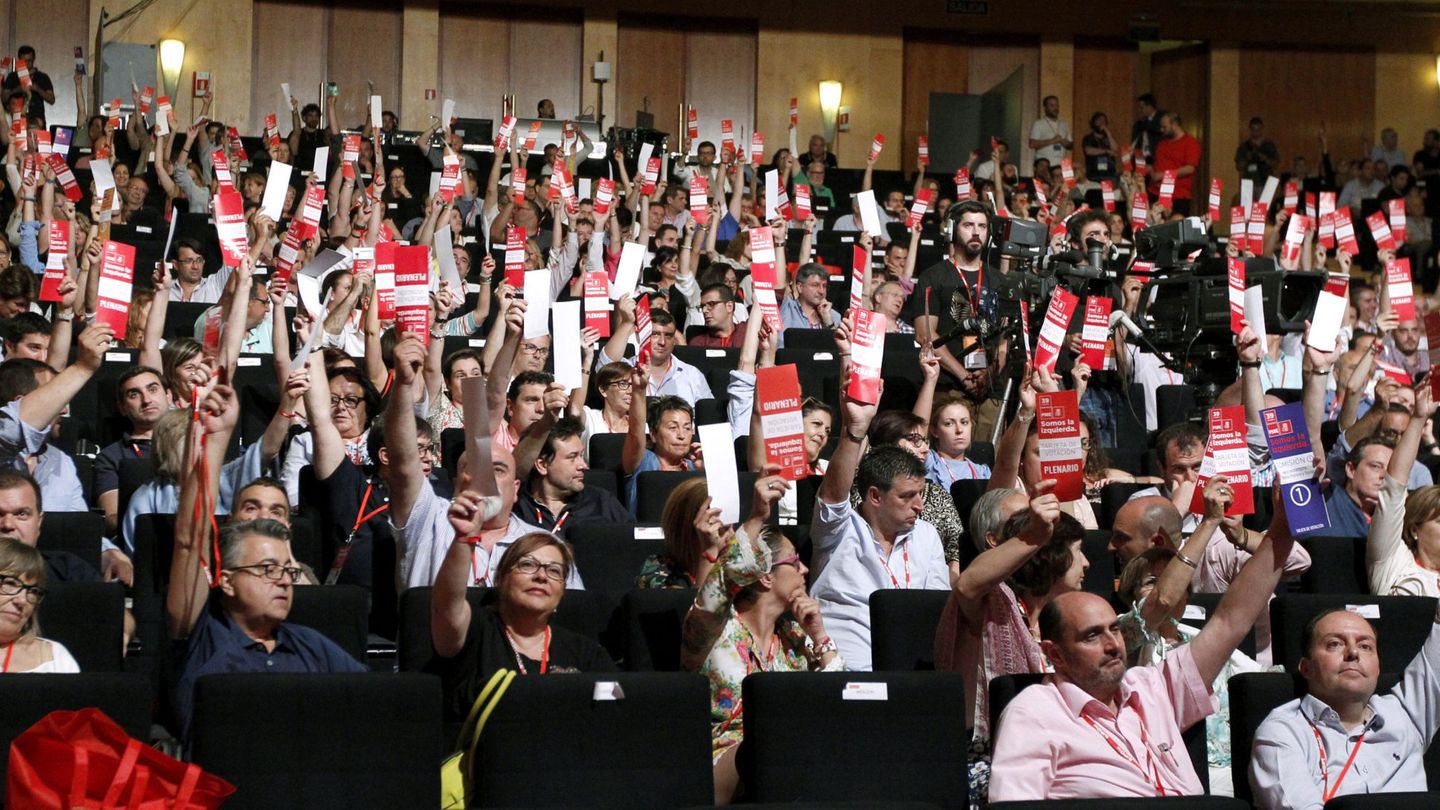 Los delegados del 39º Congreso Federal del PSOE votan en el plenario la noche del pasado 17 de junio. (EFE)