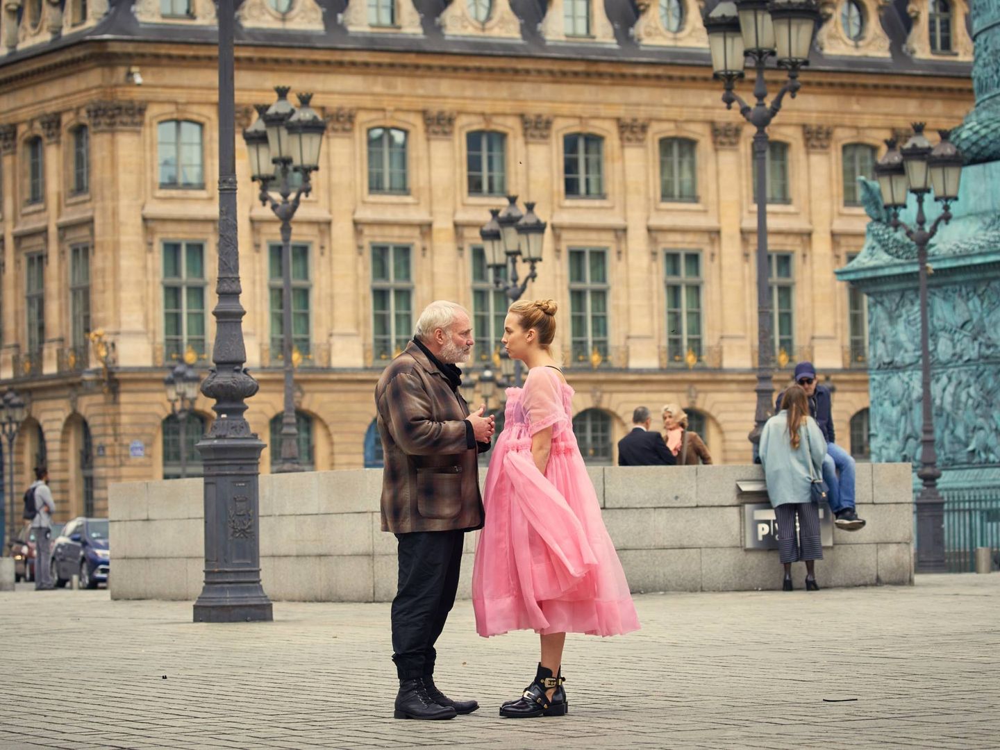 Kim Bodnia y Jodie Comer en una escena rodada en París. (HBO)