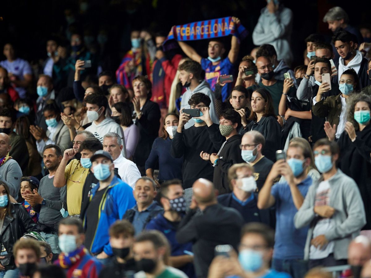 Foto: El público en el Camp Nou. (EFE/Alejandro García