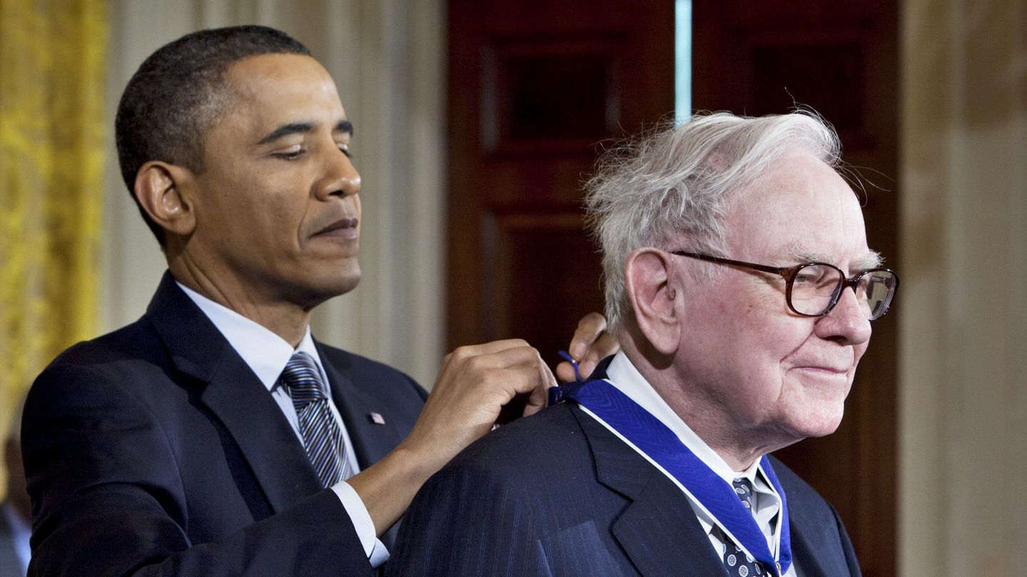 Barack Obama impone la Medalla de la Libertad a Warren Buffett. (Reuters)