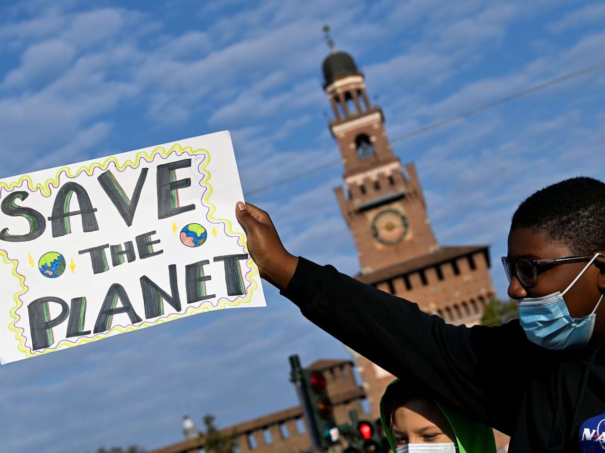 Foto: Un manifestante en Milán, en los días previos a la reunión de la COP26. (Reuters)