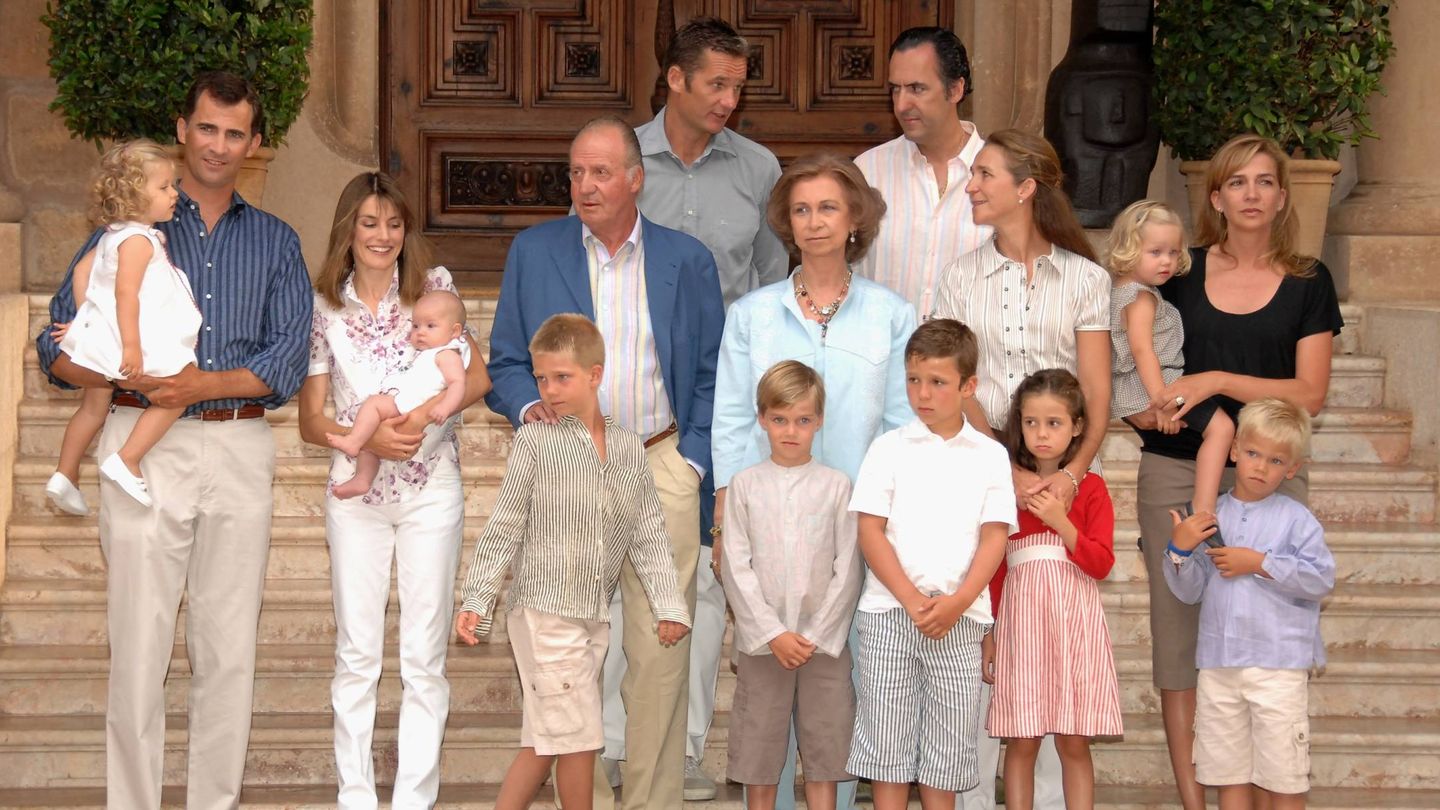 Urdangarin, aún presente en la familia real, en la foto de conjunto en Marivent del año 2006. (Getty/Carlos Álvarez)