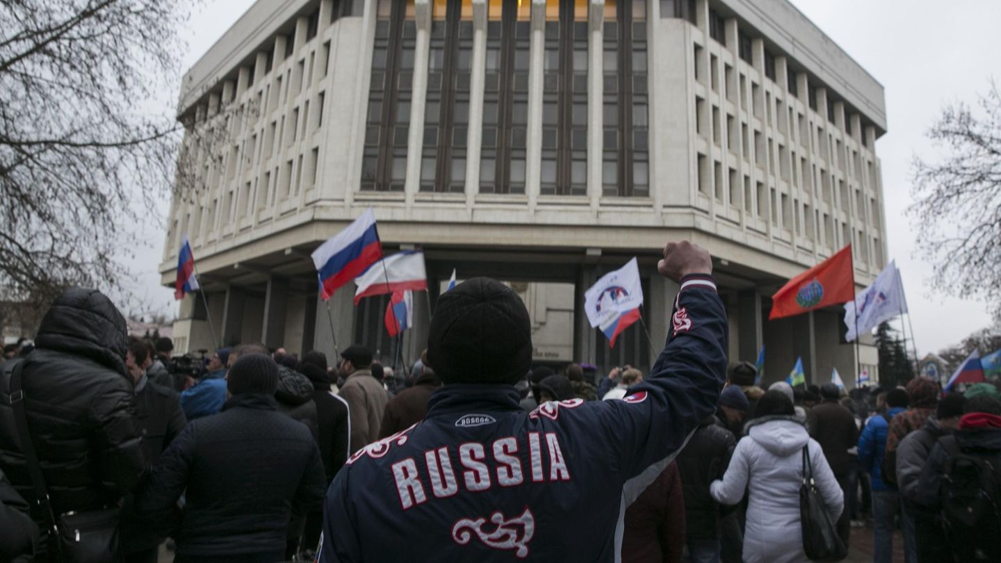 Un hombre gesticula durante una protesta prorrusa ante el Parlamento de Crimea, en Simferopol (Reuters).