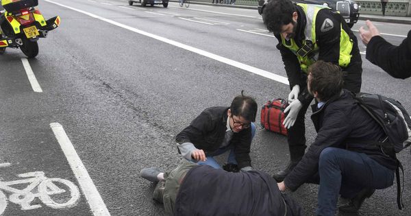 Foto: Una persona herida recibe asistencia tras el atropello en el puente de Westminster. (Reuters)