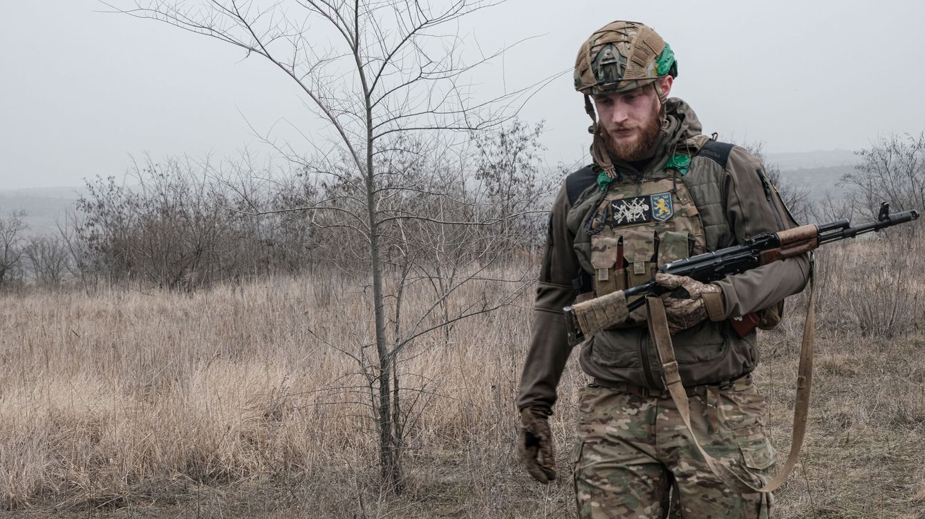 Foto: Un soldado de las Fuerzas Armadas ucranianas camina en su posición cerca del frente en Bajmut. (EFE/EPA/María Senovilla)