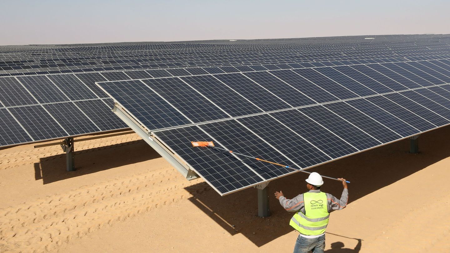 Paneles fotovoltaicos en el parque solar de Benban, Egipto, uno de los más grandes en el mundo. (EFE)