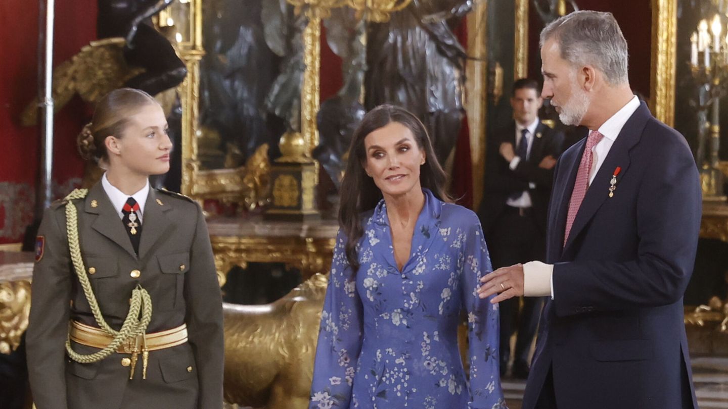 Los reyes Felipe y Letizia, junto a la infanta Leonor durante la recepción oficial después del desfile del Día de la Fiesta Nacional, el Palacio Real en Madrid. (EFE/Juan Carlos Hidalgo) 