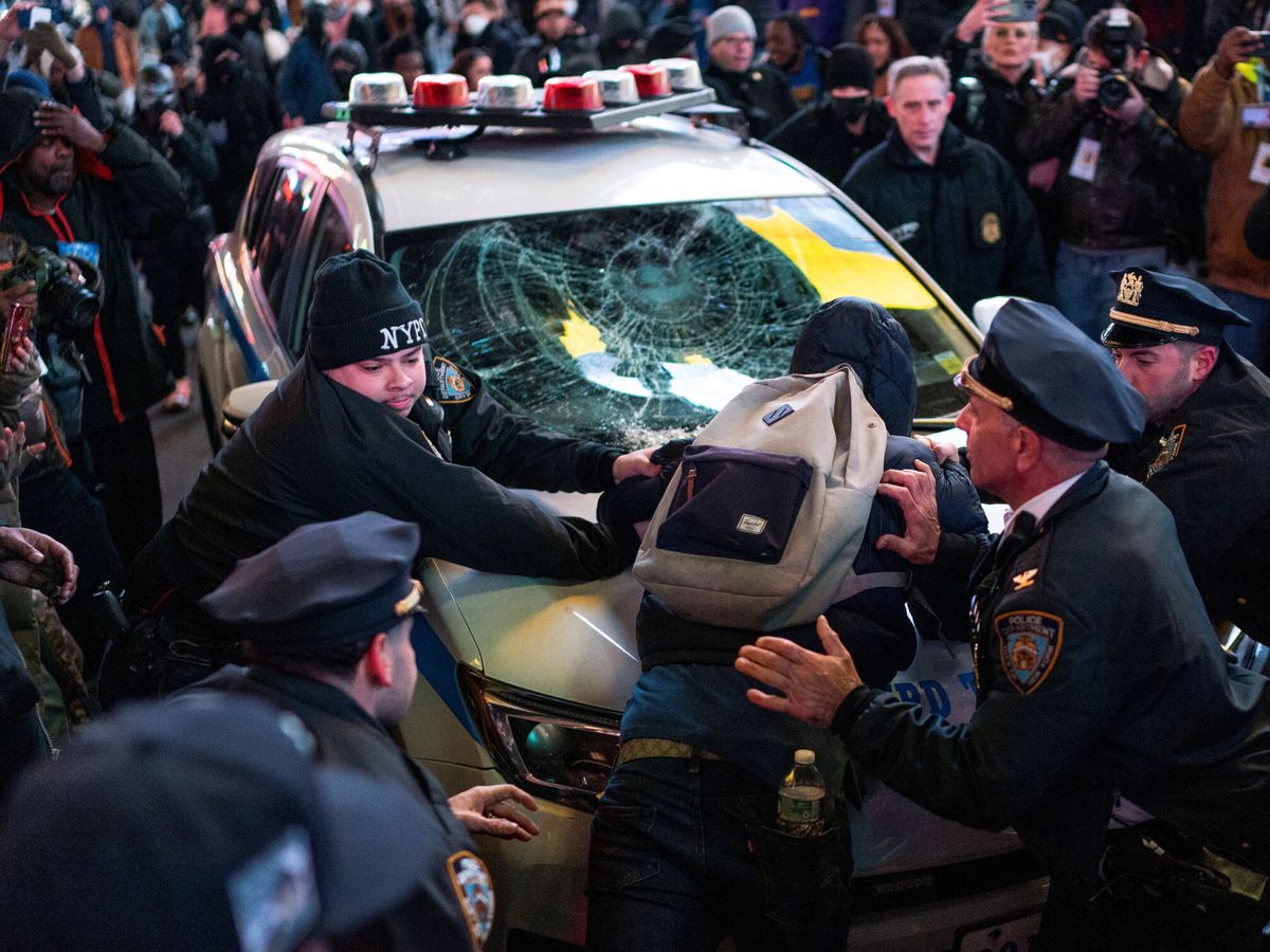 Foto: Protestas en Nueva York tras la publicación del vídeo. (Reuters/Eduardo Muñoz)