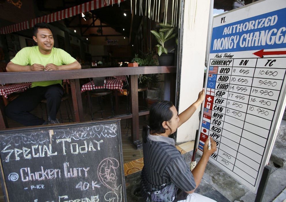 Foto: Una oficina de cambio de divisa en Indonesia