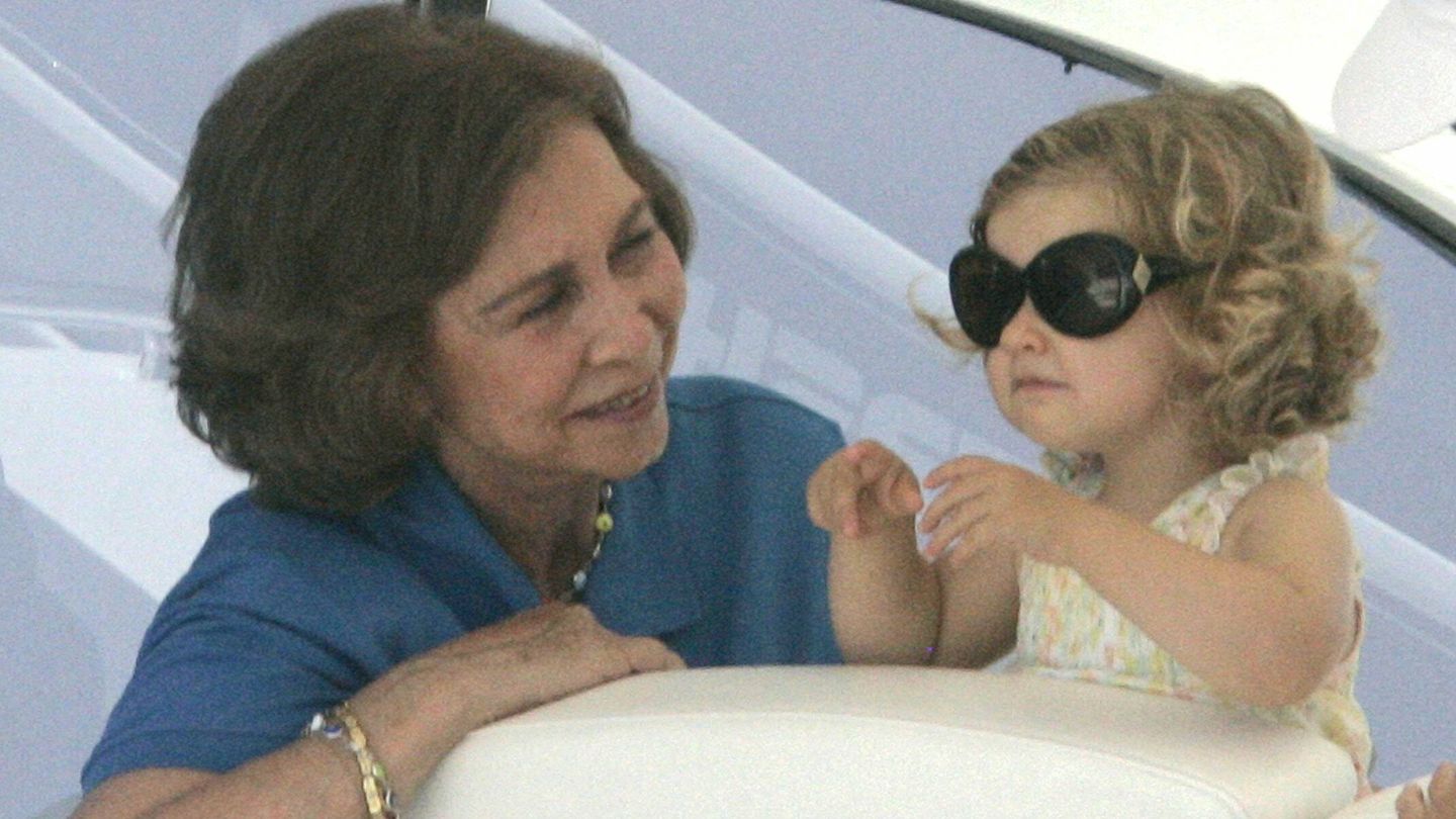 Doña Sofía, con Leonor en uno de sus veranos en Mallorca. (CP)