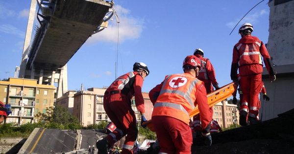 Foto: Trabajadores de la Cruz Roja retiran escombros en el puente de Génova (Efe)
