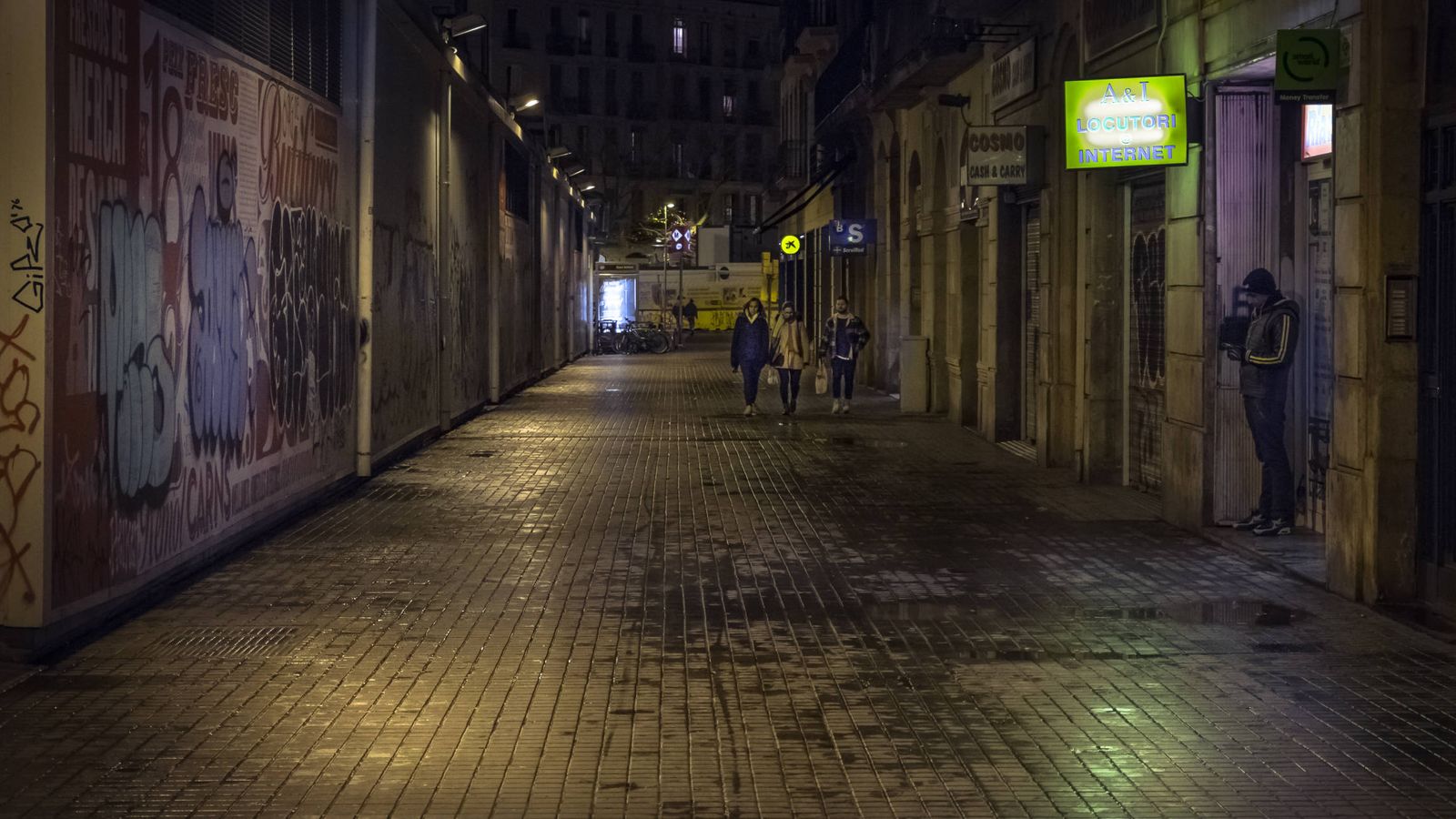 Foto: Una calle del barrio del Raval barcelonés. (iStock)