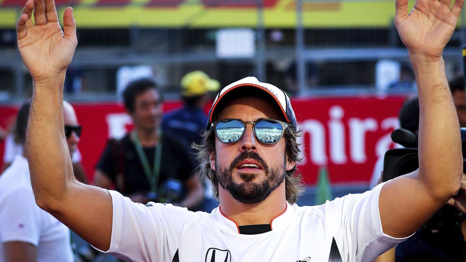 Foto: Fernando Alonso saludando a los aficionados japoneses.