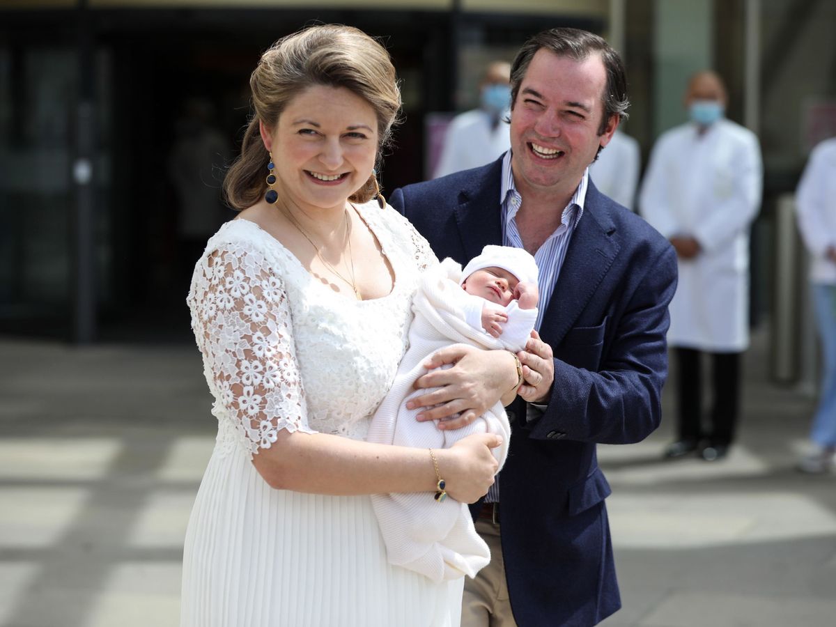 Foto: Guillermo y Stéphanie de Luxemburgo, con su primer hijo. (EFE)