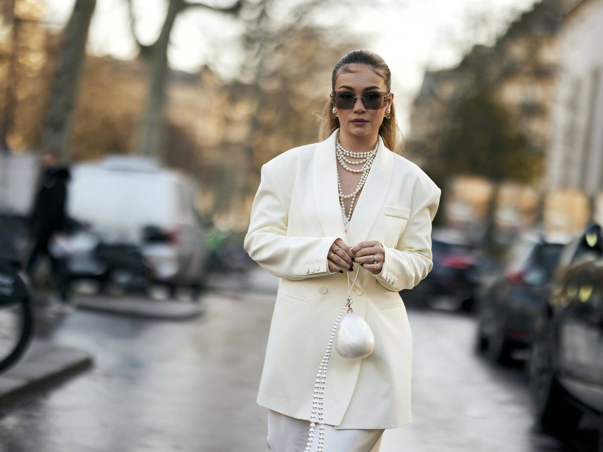 Foto: Una experta en moda con un 'total white'. (Launchmetrics Spotlight)