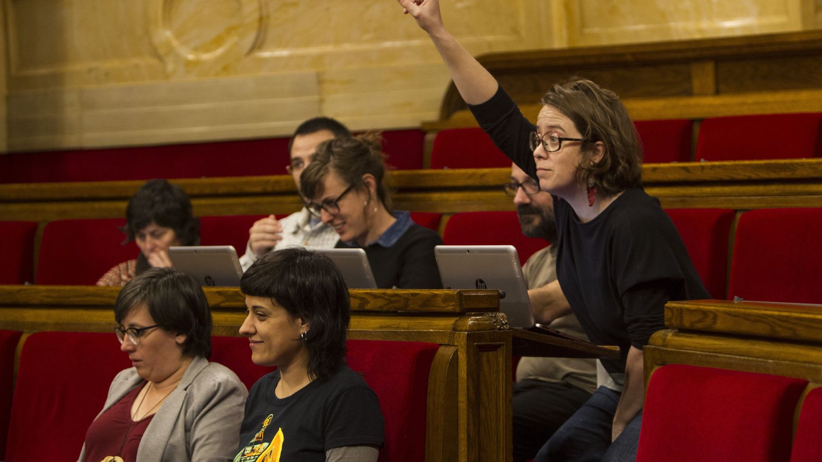 Foto: La diputada de la CUP, Eulàlia Reguant, pide la palabra en un pleno del Parlament de Cataluña. (EFE)