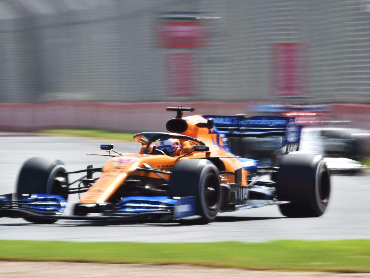 Carlos Sainz al volante del McLaren durante los entrenamientos. (EFE)