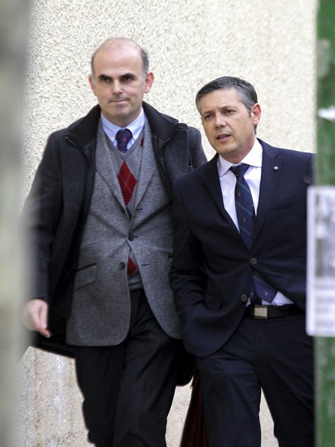Foto: El abogado Francisco José Carvajal (d), a su llegada a la Jefatura de Policía de Palma. (EFE)