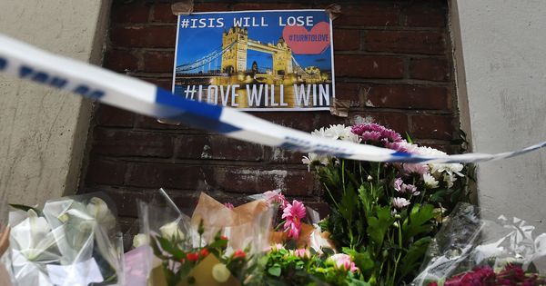 Foto: Flores depositadas en el lugar del atentado donde han muerto siete personas. (EFE)