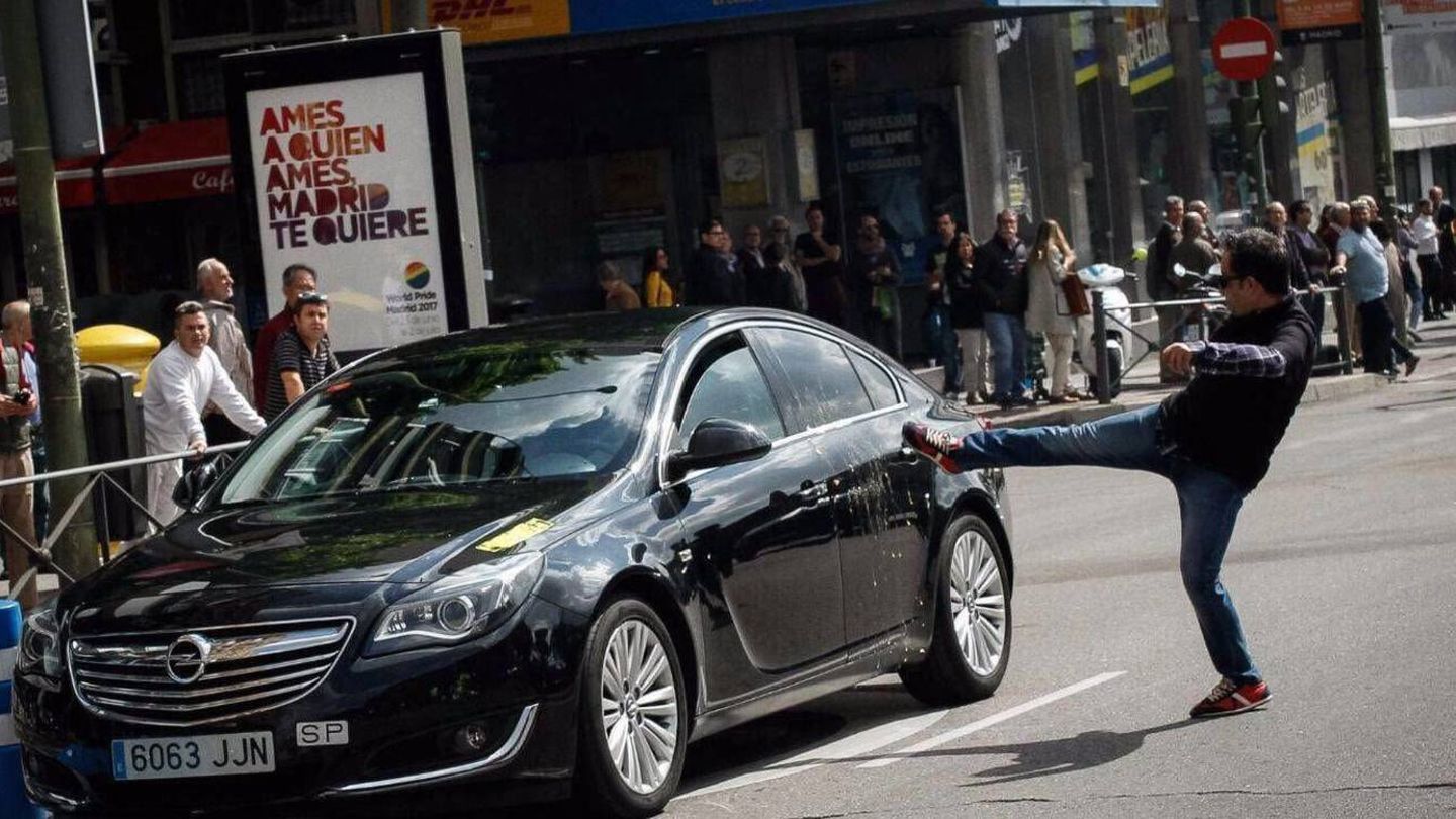 Ataque a un coche de Cabify durante una de las últimas manifestaciones de taxistas en Madrid. (Reuters)