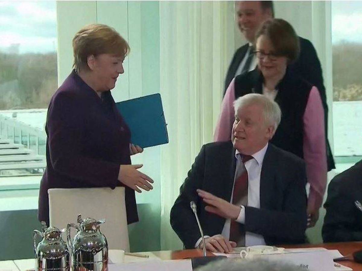 Foto: El ministro alemán del Interior niega el saludo a Merkel. (Reuters)