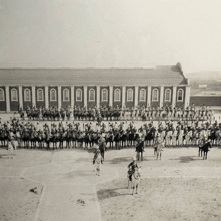 Lanceros de Farnesio posando ante el cuartel Conde de Ansúrez, en Valladolid, hacia 1908 (Huerta Hidalgo)