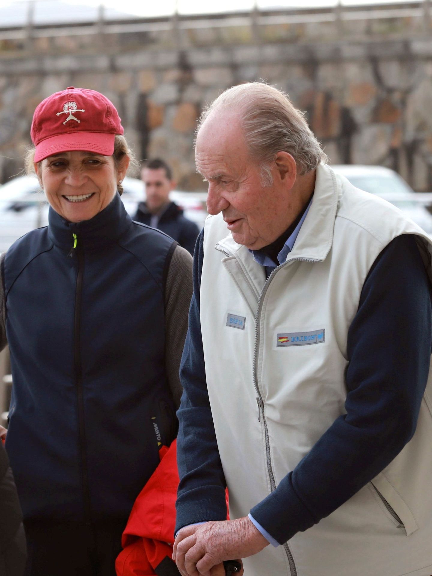 El rey emérito Juan Carlos I, con la infanta Elena en el Club Náutico de Sanxenxo en 2019. (EFE)