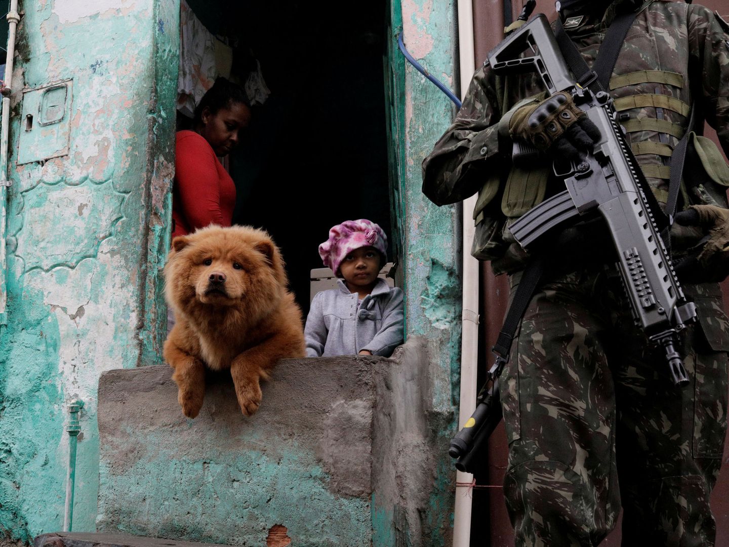 Efectivos del ejército brasileño patrullan la favela de Manguinhos, en Río de Janeiro. (Reuters)
