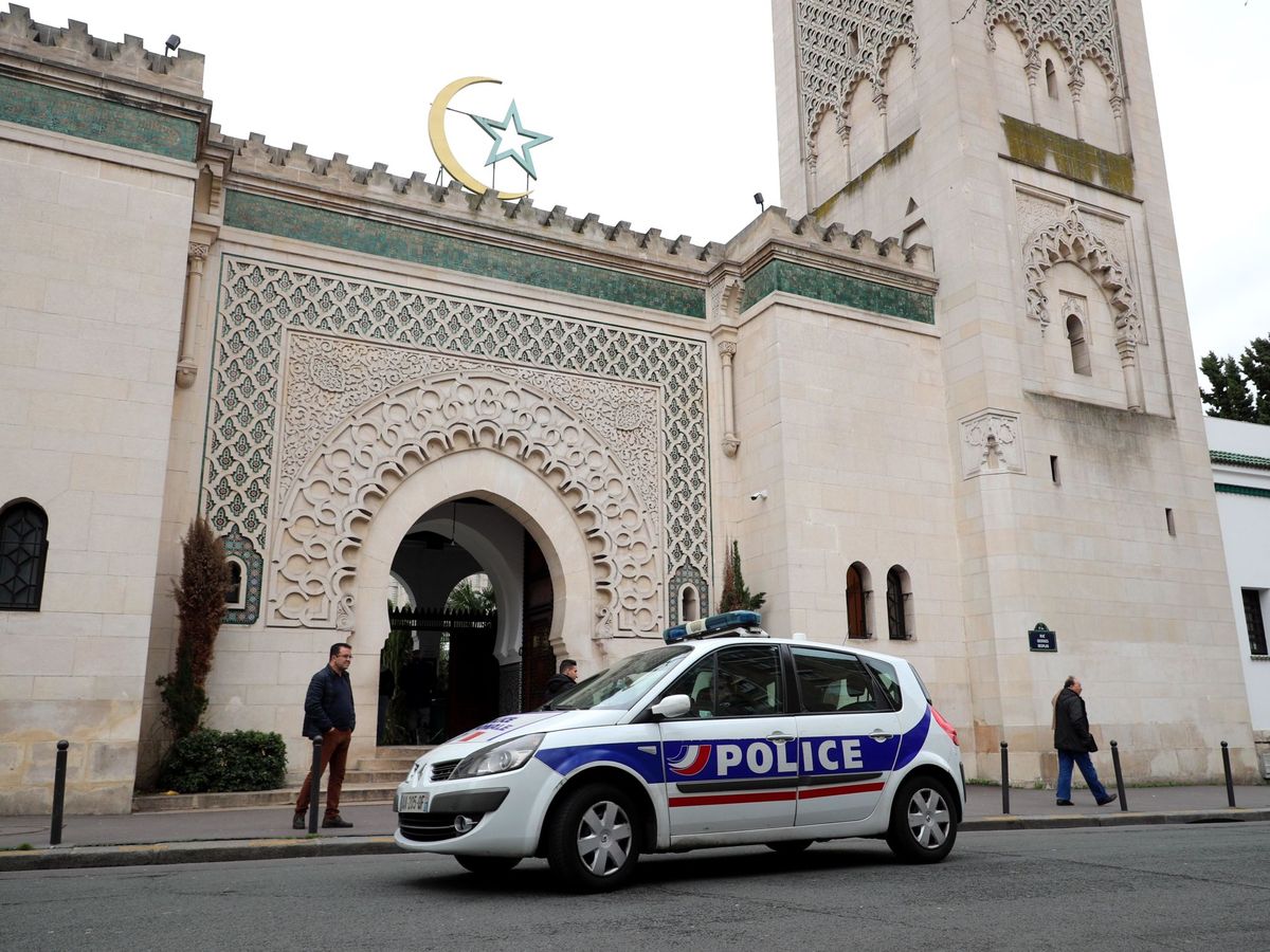 Foto: Un coche de la policía patrulla frente a la Gran Mezquita de París. (EFE)