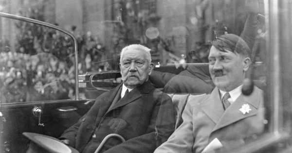 Foto: El presidente de la República de Weimar, Paul von Hindenburg, y el canciller Adolf Hitler en 1933. (Bundesarchiv)