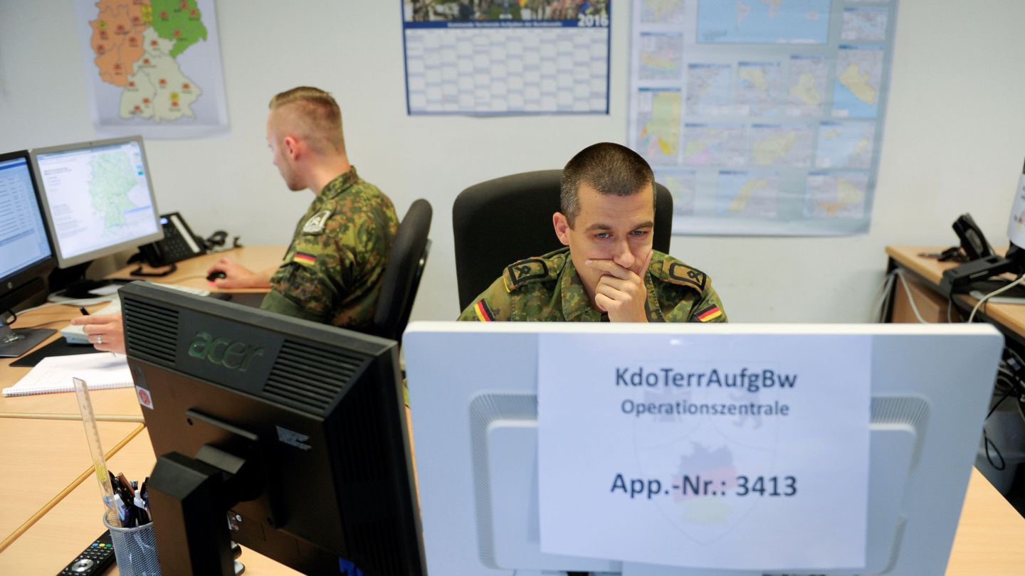 Soldados de la Bundeswehr trabajan en el Centro de Mando Territorial en Berlin, en agosto de 2016 (Reuters)