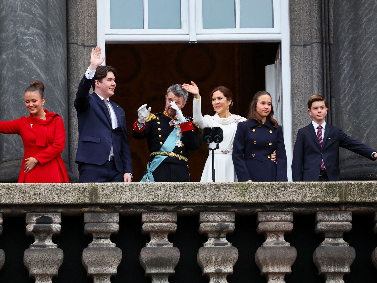 Foto: Los nuevos reyes de Dinamarca acompañados por sus cuatro hijos. (Reuters)