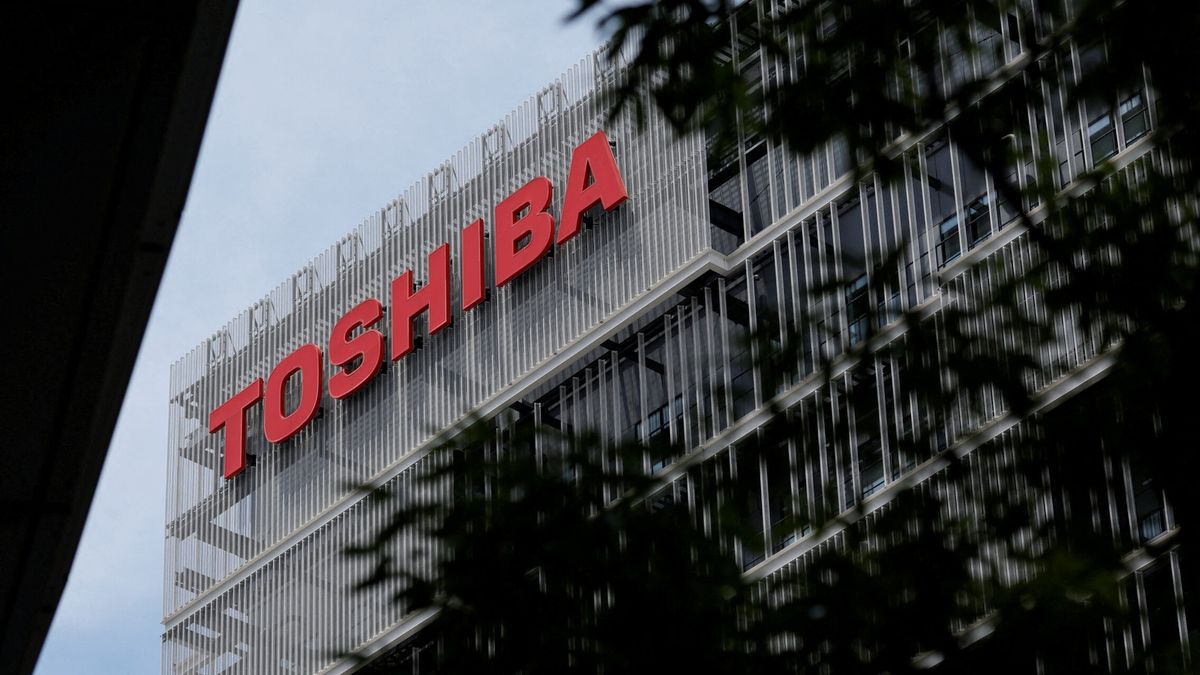 Toshiba se dispara un 7% en bolsa tras la oferta de compra de un consorcio por 19.700 millones