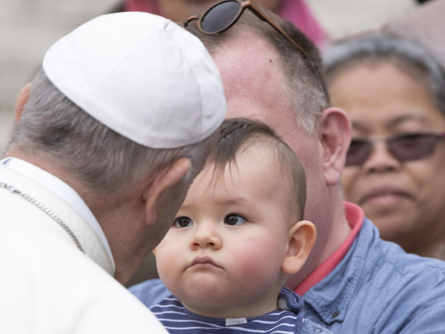 El papa Francisco saluda a un niño durante una audiencia semanal (EFE)