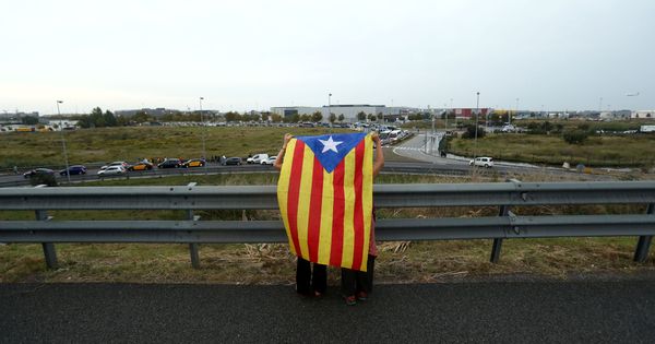 Foto: Un manifestante, con una estelada en el aeropuerto de Barcelona. (Reuters)