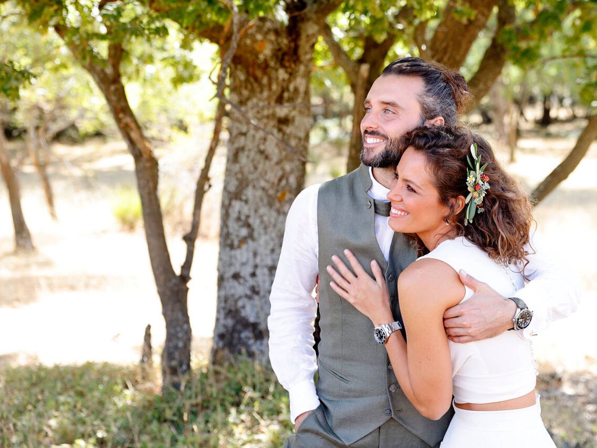Foto: Laura Madrueño y Álvaro Puerto posan en su boda en el campo. (Cortesía)