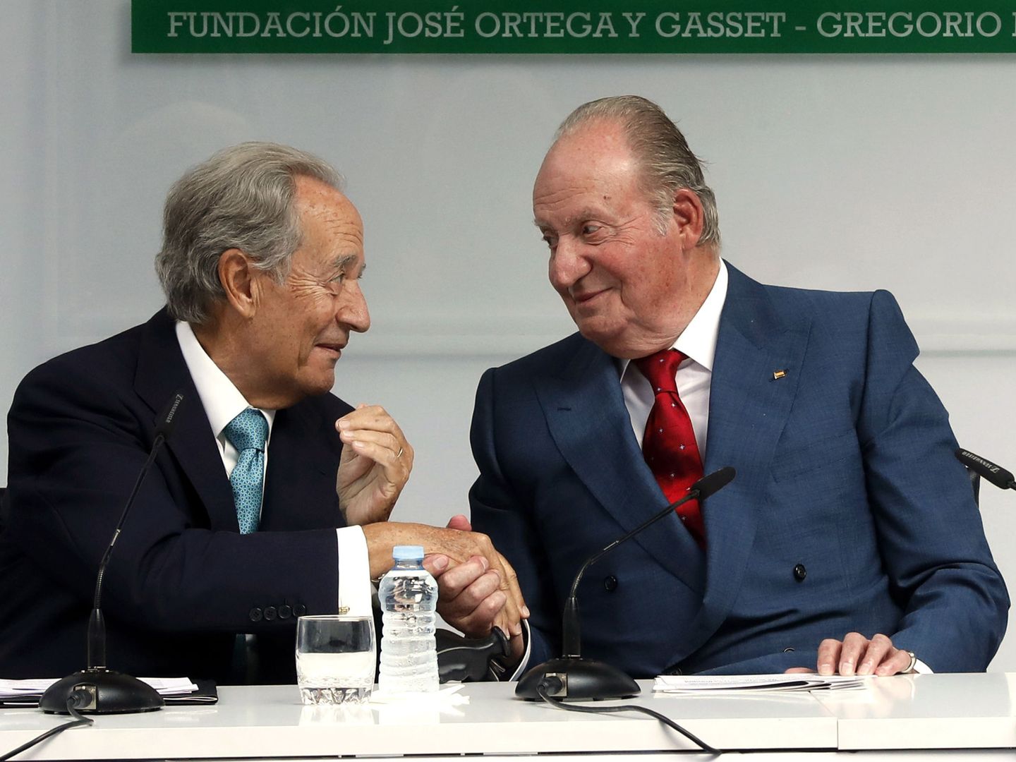 Juan Carlos I conversa con Juan Miguel Villar Mir. (EFE)
