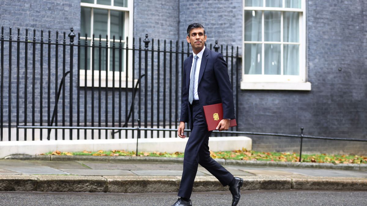 Unos Prada y un traje a medida: el lujoso look de Rishi Sunak en Downing Street