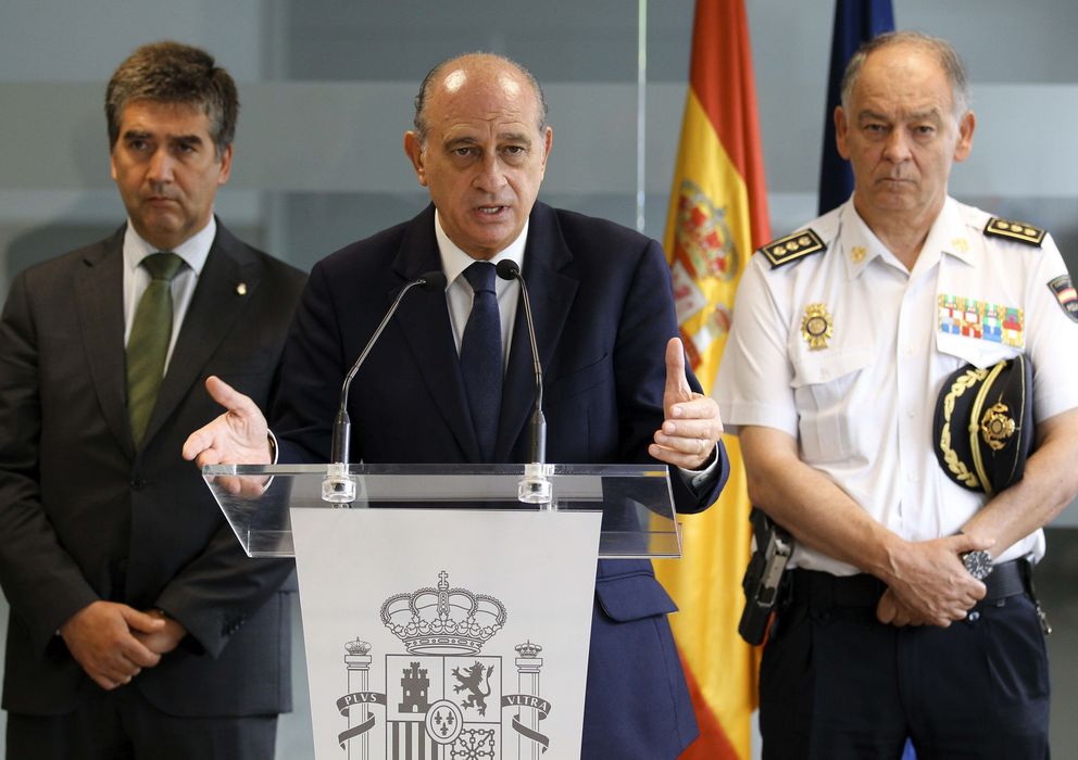 Foto: l ministro del Interior, Jorge Fernández Díaz (c), junto al director general de la Policía Nacional, Ignacio Cosidó (i), y al director adjunto operativo del cue
