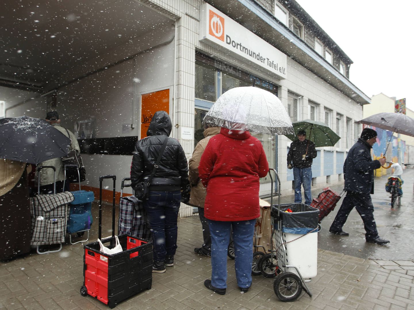 Una cola ante el banco de alimentos Dortmunder Tafel, en la ciudad de Dortmund, Alemania. (Reuters) 